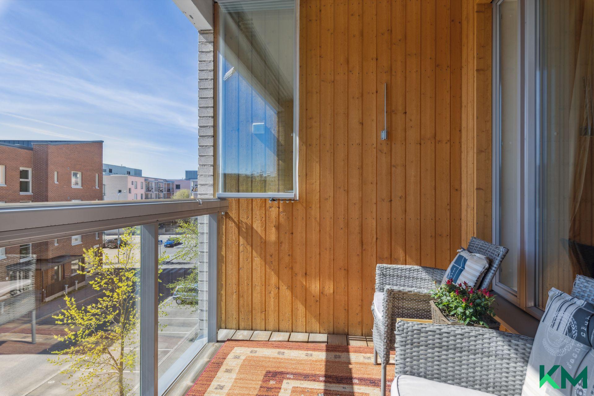 Aurinkoinen parveke olohuoneen jatkeena