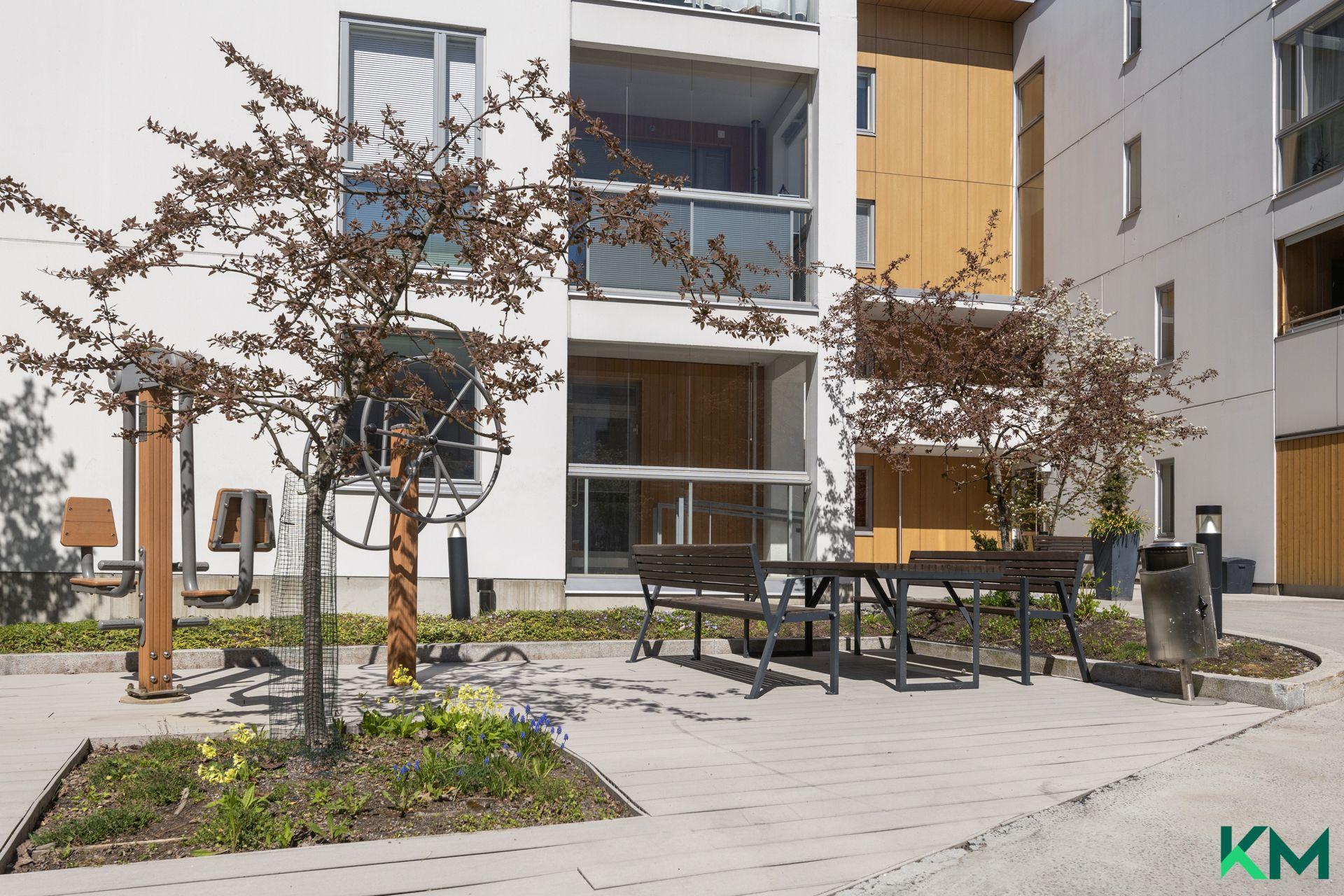 Taloyhtiön sisäpihaa