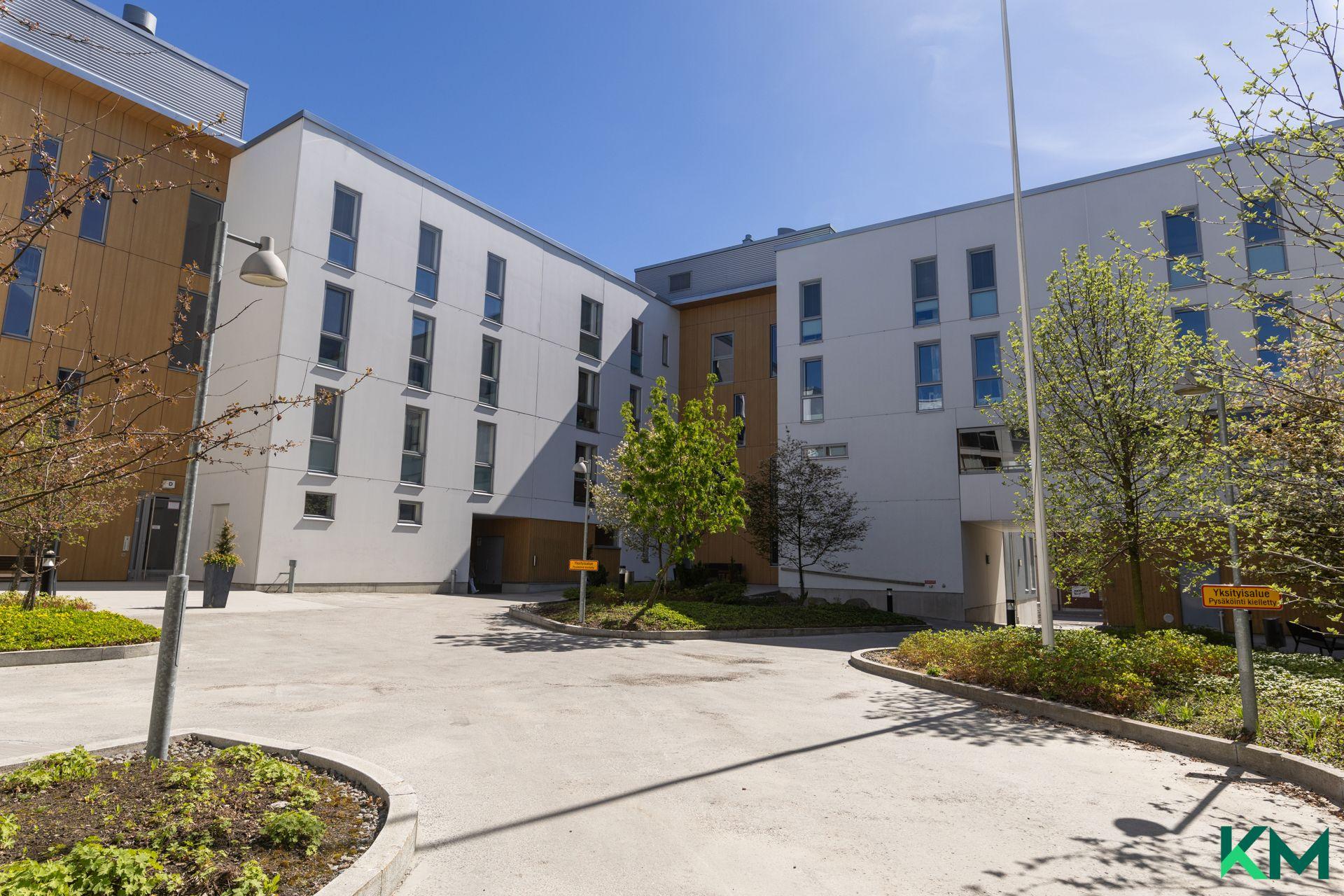 Taloyhtiön sisäpihaa