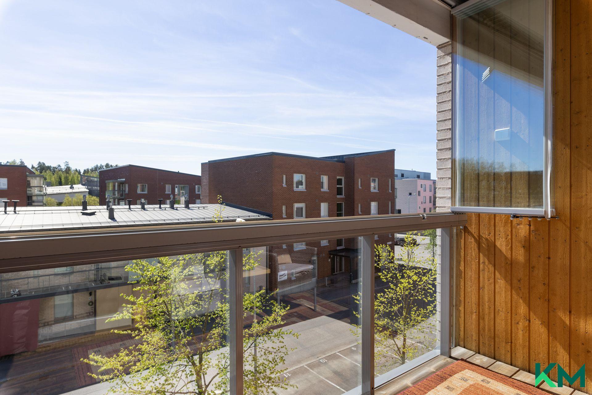 Näkymiä parvekkeelta kesäaikaan