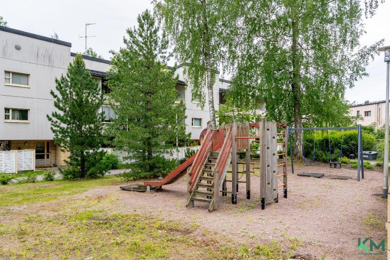 Talon piha kesällä