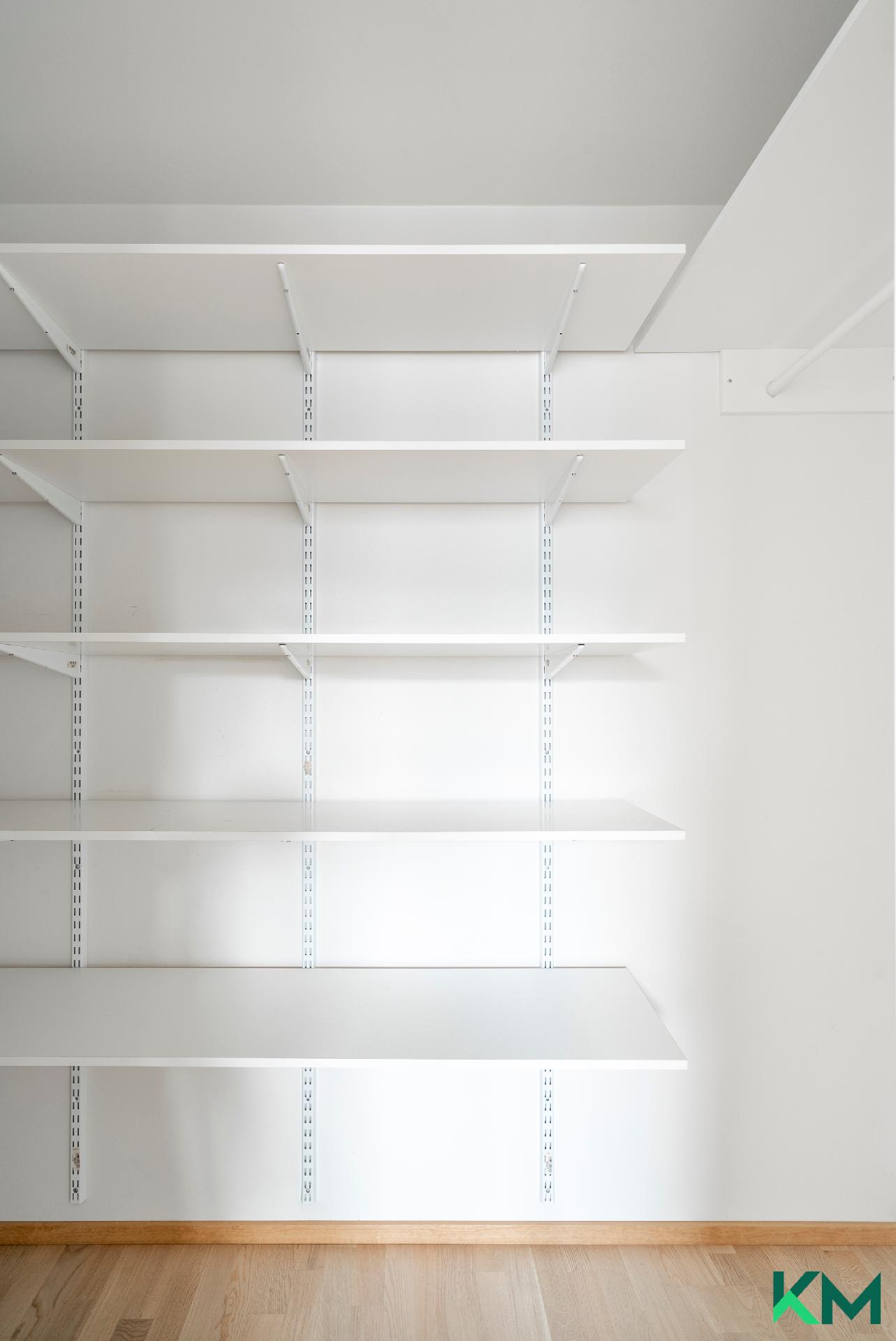 3.makuuhuoneen yhteydessä iso vaatehuone