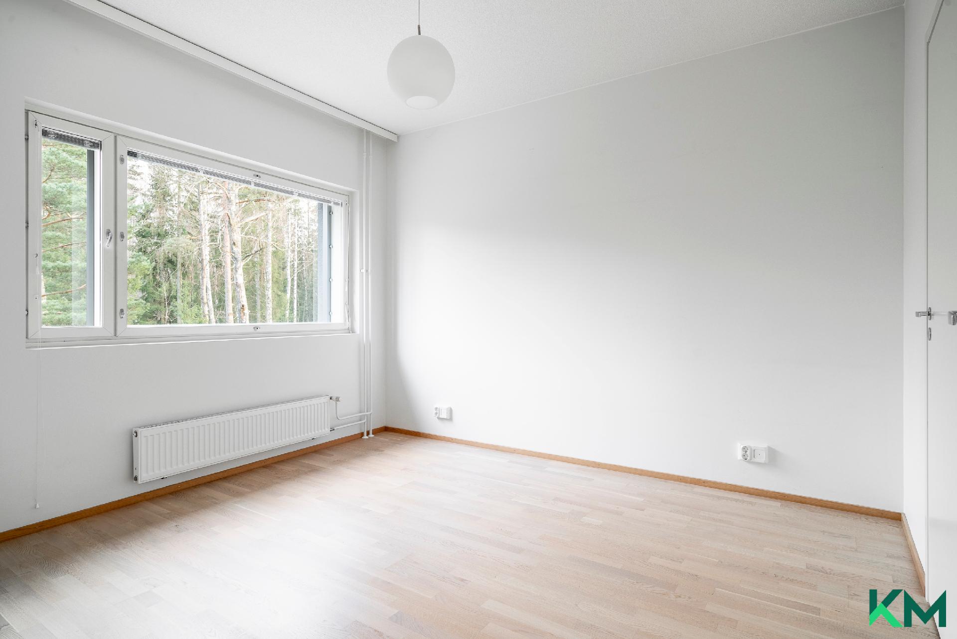 2.makuuhuone keittiöstä kulku, vaatehuone löytyy tästä makuuhuoneesta