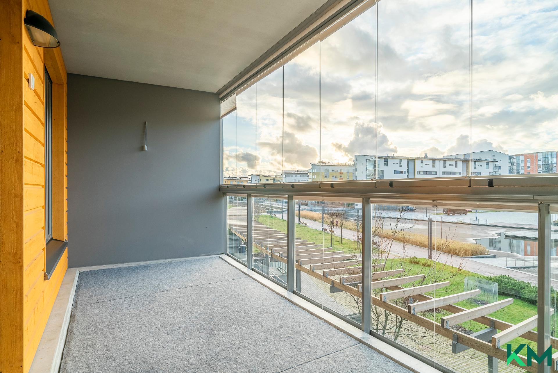 Päivä/ilta-auringossa kelpaa viettää aikaa ja ihailla näkymiä