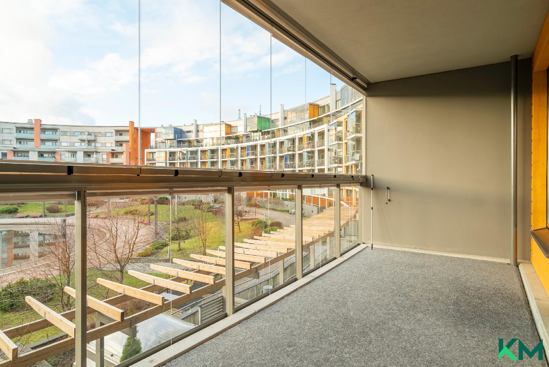 Parveke on reilun kokoinen, lasitettu ja kaihtimet asennettu