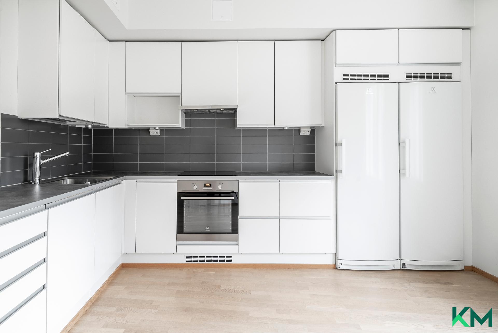 Tilavassa keittiössä kiva kokkailla ja seurustella pöydän ääressä isommallakin porukalla