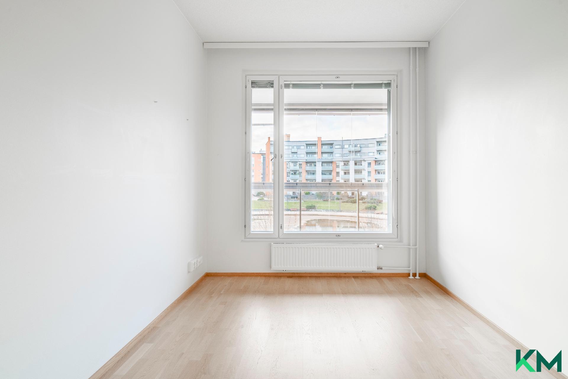 3.makuuhuone olohuoneen vieressä, näkymä Kanavalle. Vaatehuone myös tässä makuuhuoneessa