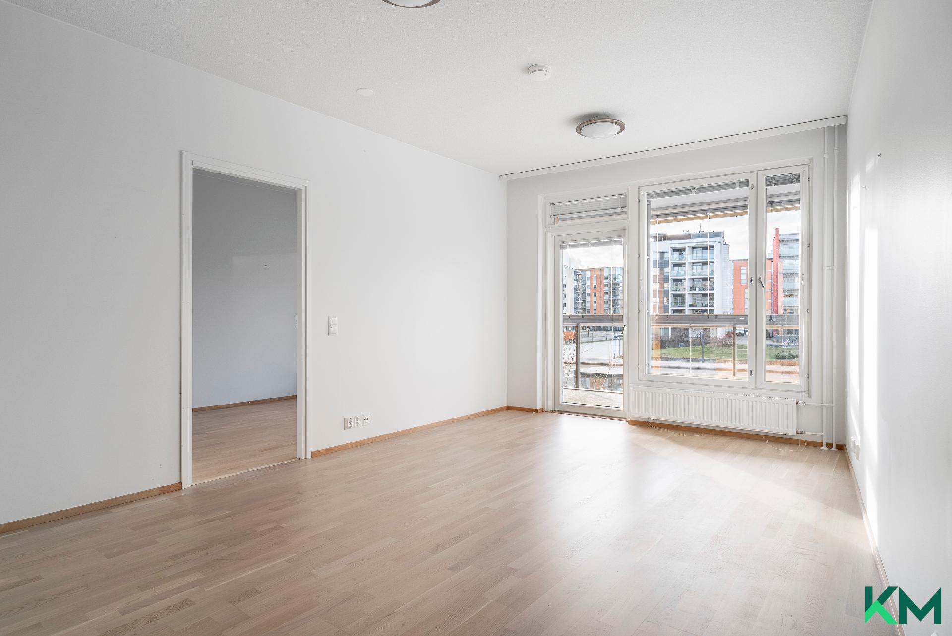 Olohuone ja käynti parvekkeelle kavananäkymin