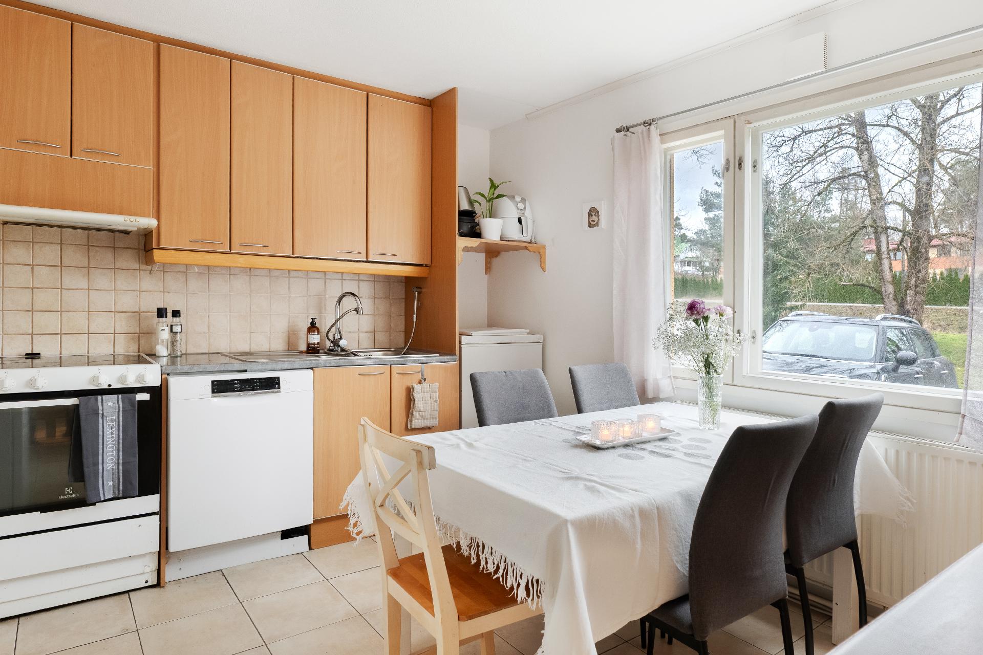 Keittiöön mahtuu kivasti neljän hengen pöytä.