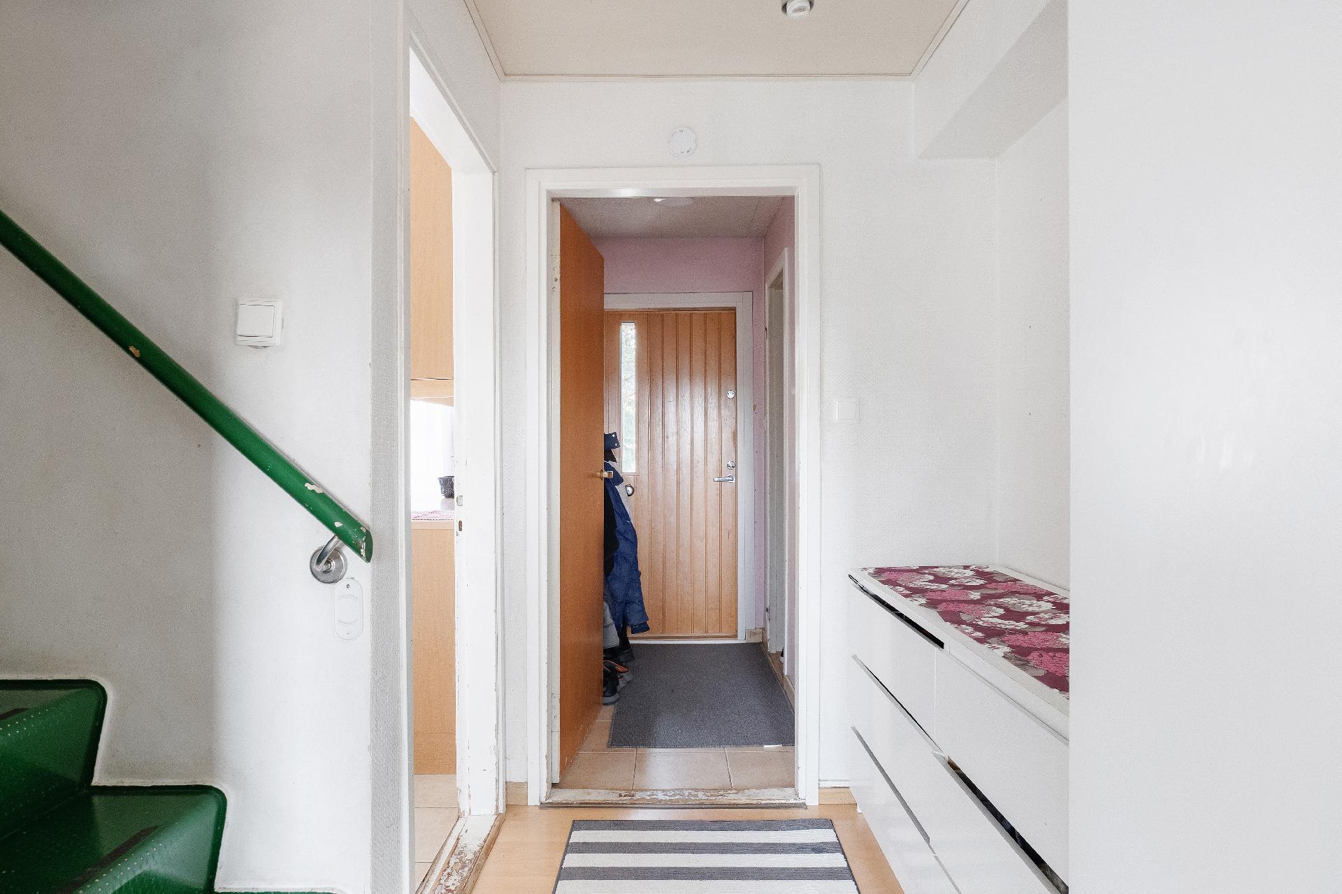 Eteinen on iso, lapsiperheelle sopiva, ja pieni vaatehuone ulko-oven vieressä helpottaa arkea.