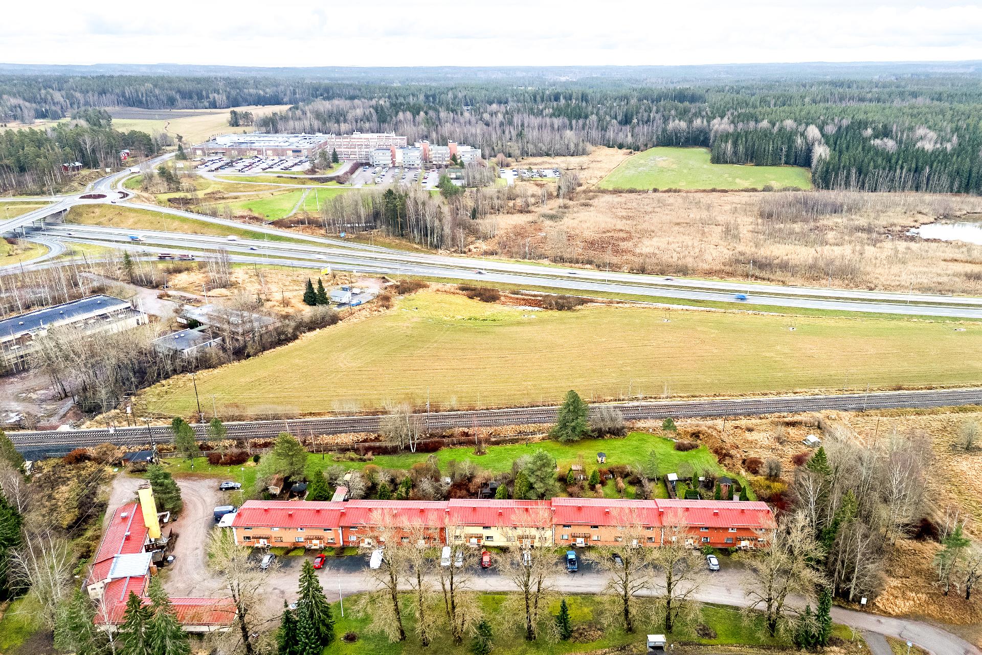 Kulkuyhteydet ovat erinomaiset.