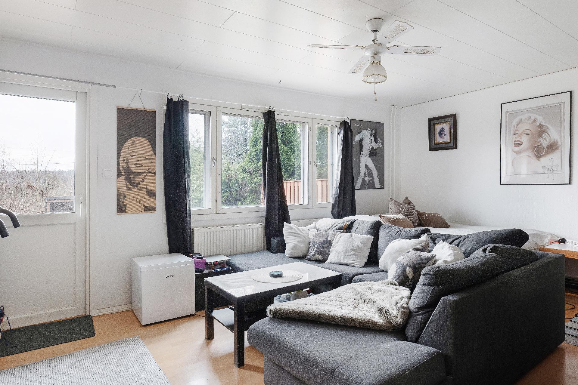 Isoon olohuoneeseen mahtuu hyvin sekä sohvaryhmä, että parisänky tarvittaessa.