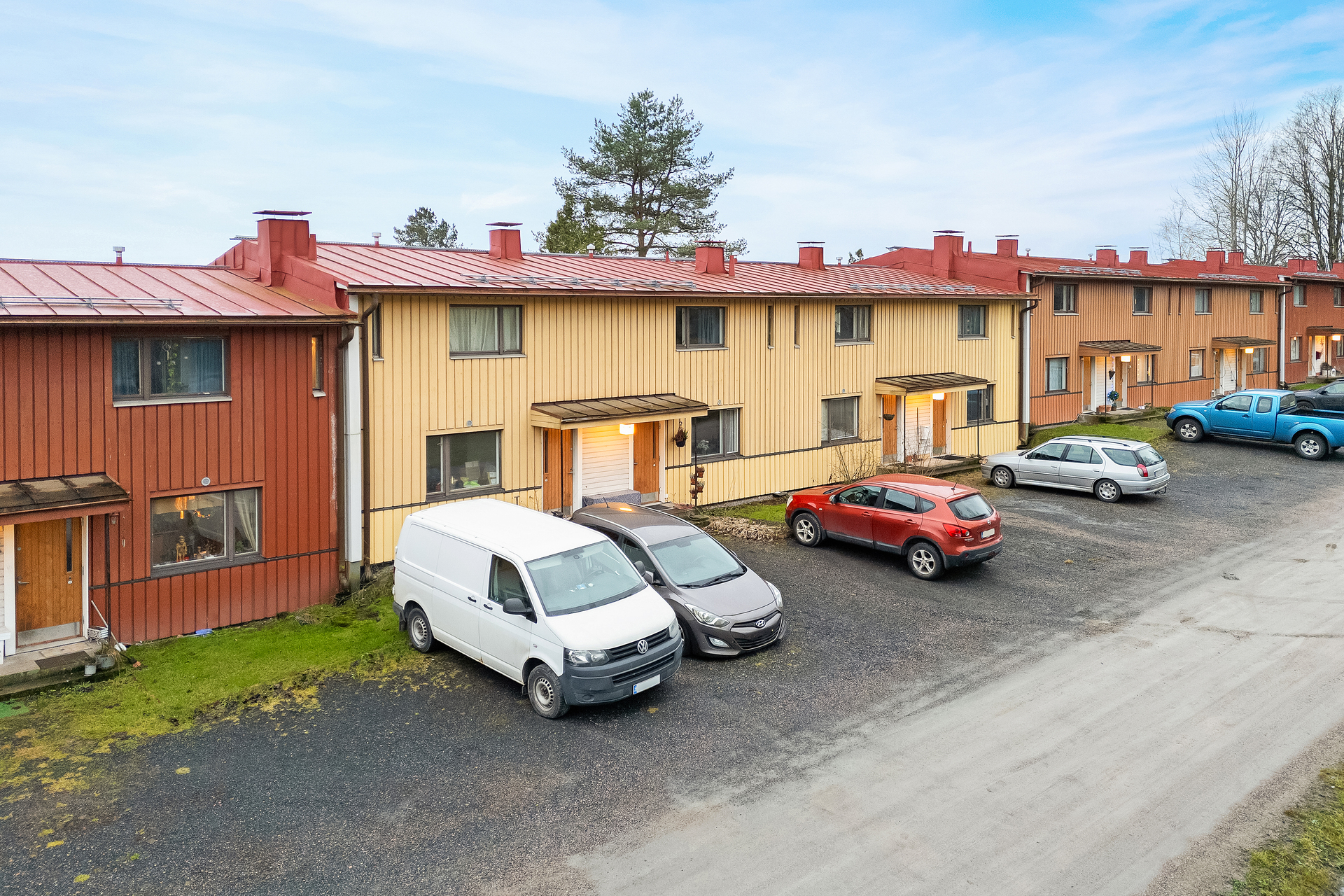 Rivitalo pääsisäänkäynnin puolelta.