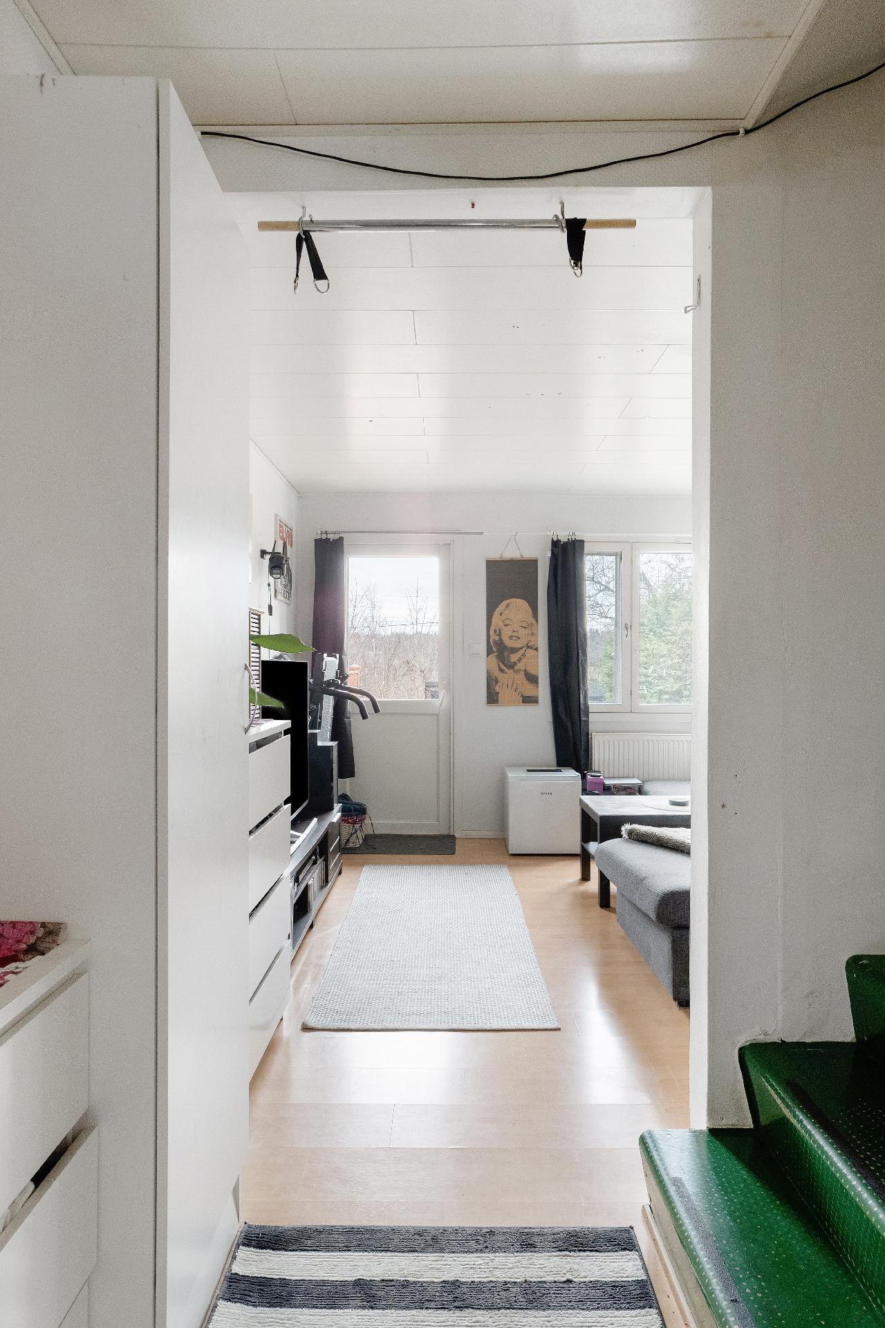 Näkymä eteisestä olohuoneeseen.