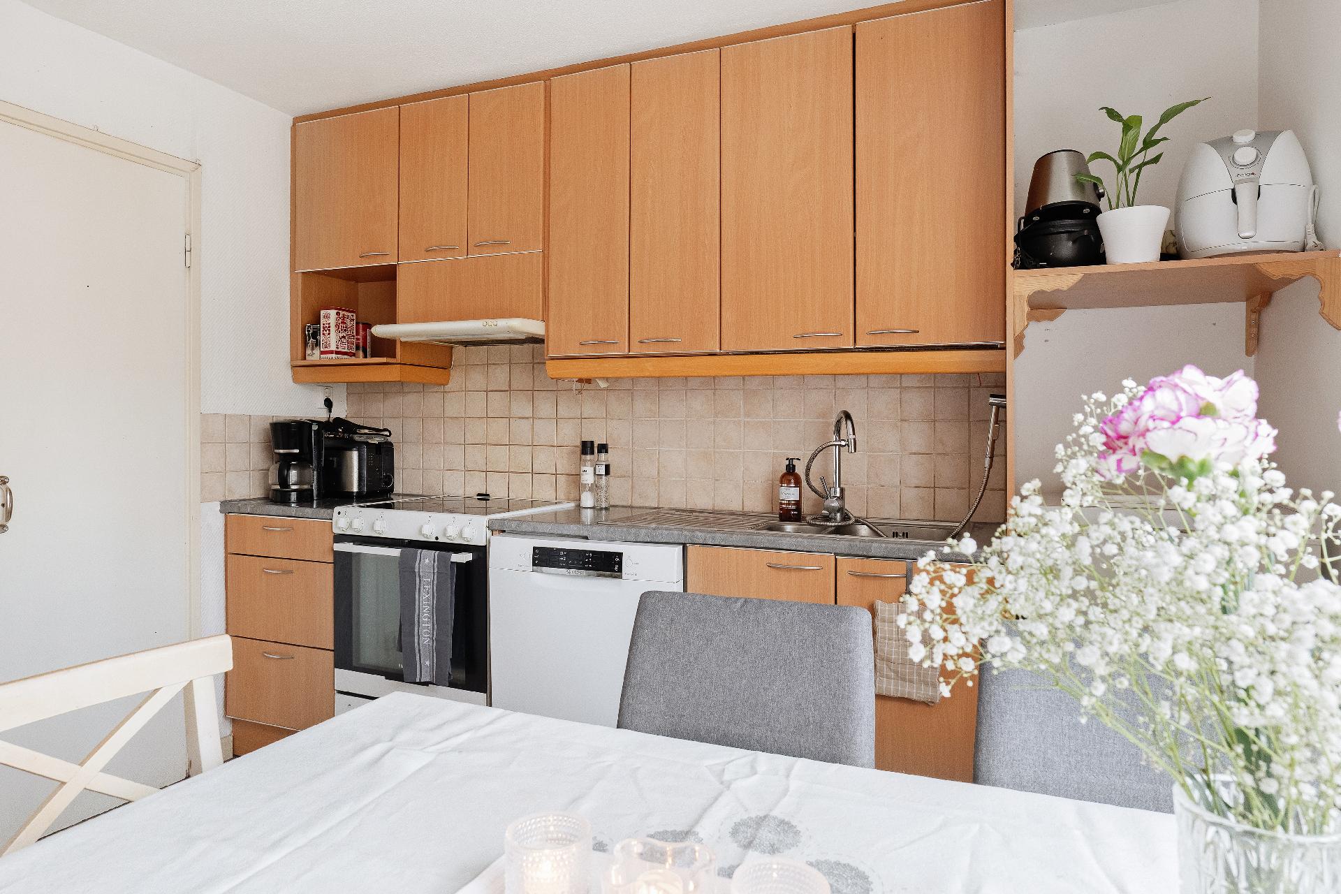 Keittiössä on tilaa ruoanlaitolle.