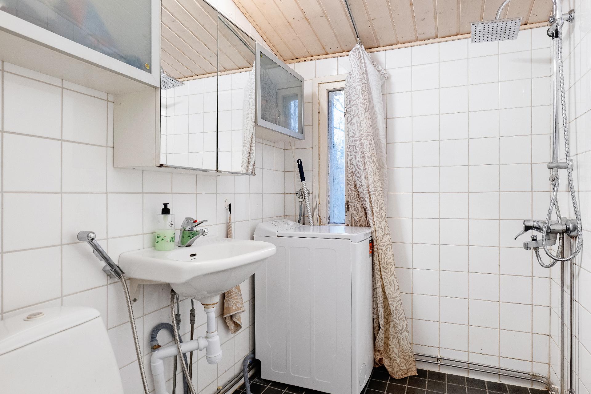 Yläkerrassa on kylpyhuone.