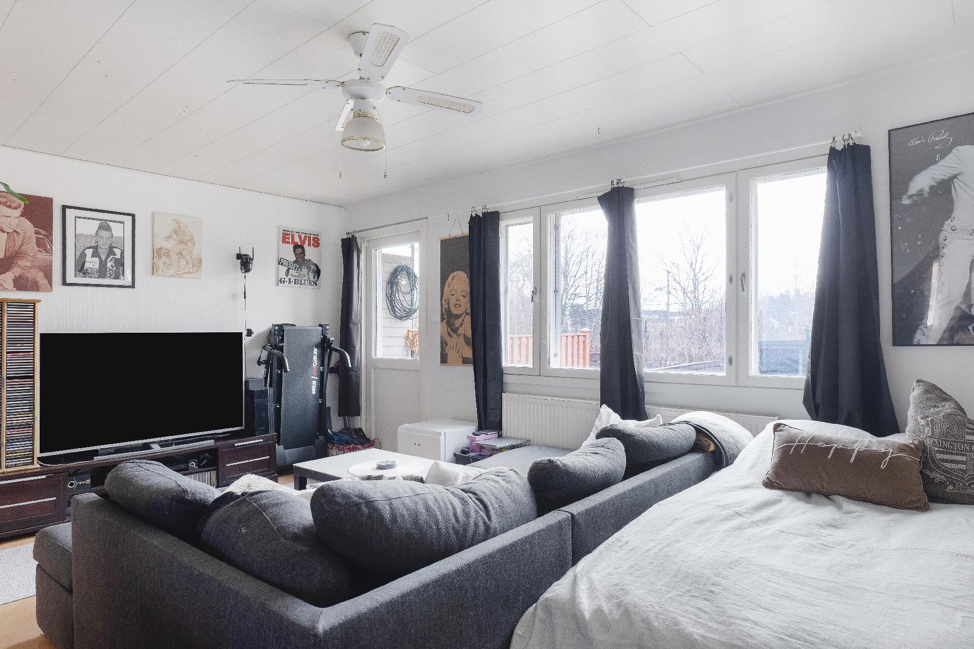 Olohuone on todella iso.