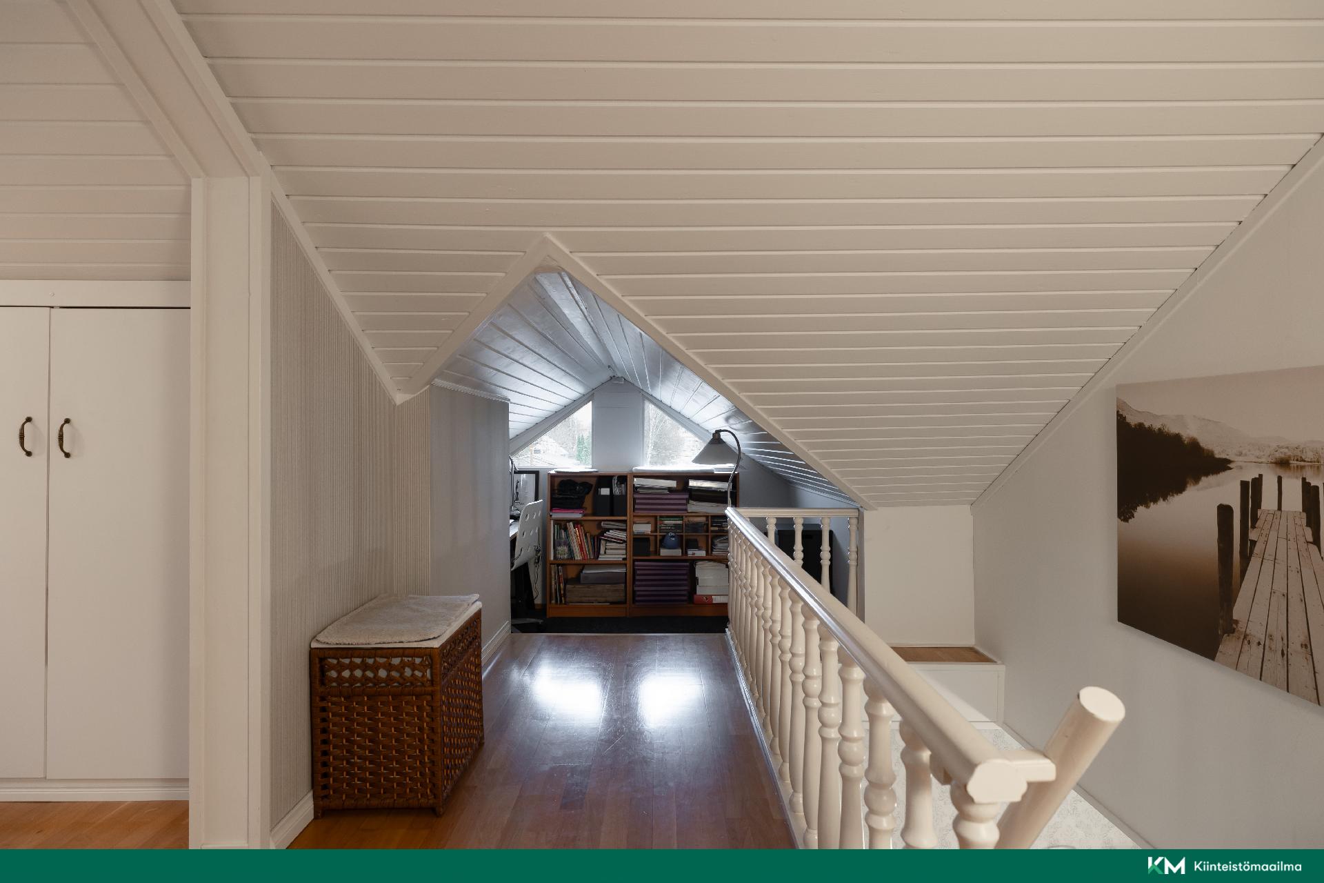 Yläaulan pieni ikkunasyvennys toimii hyvin työtilana