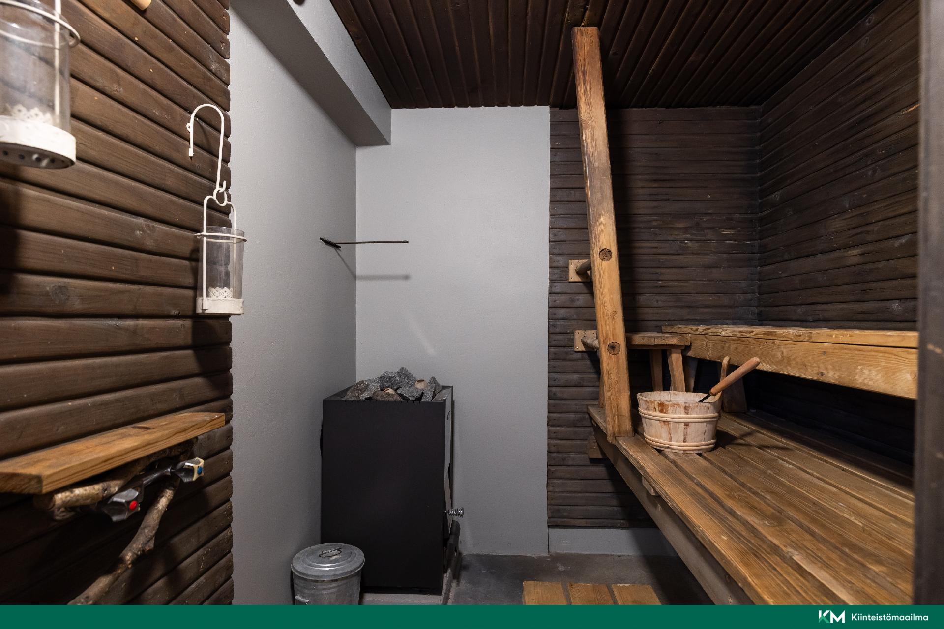 Saunassa on puulämmitteinen kiuas