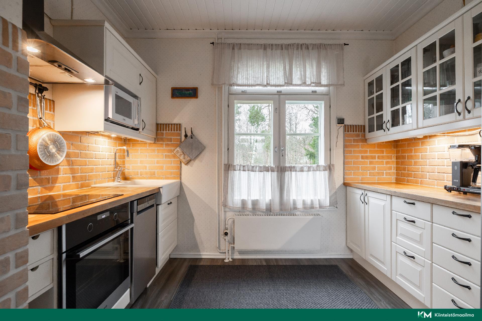 Keittiö on kaunis ja sopii talon henkeen