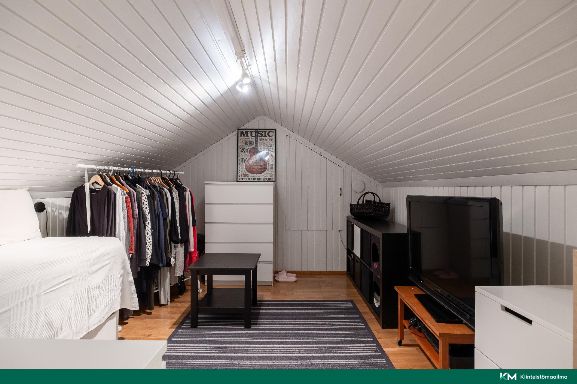Yläkerran toinen makuutila toimii pukeutumishuoneena