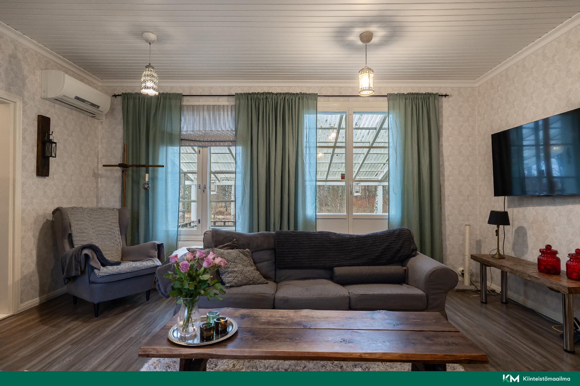 Olohuoneesta on kulku terassille