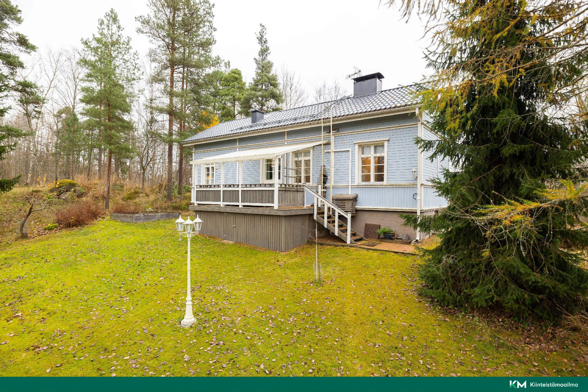 Takapihan suojaisa terassi on osittain katettu