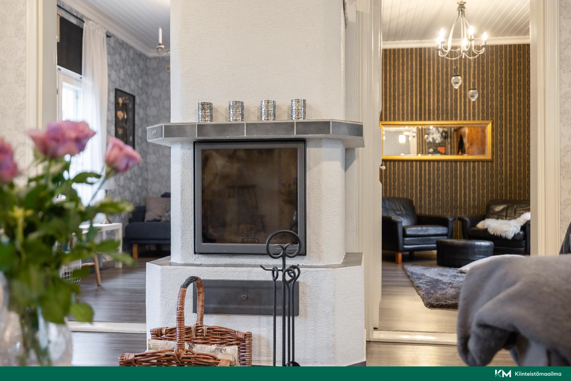 Varaava takka makuuhuoneiden välissä