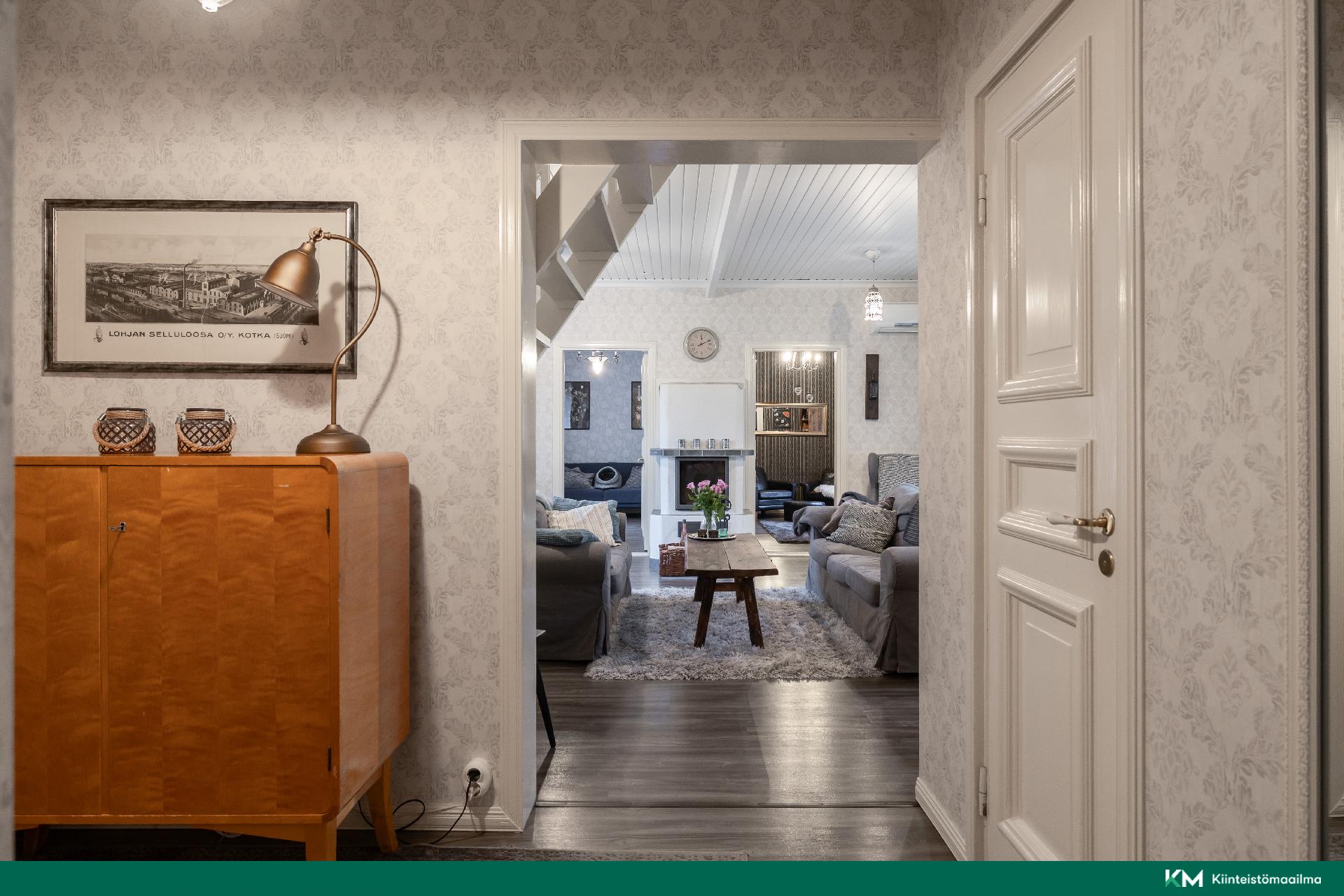 Eteisestä kurkistus olohuoneeseen