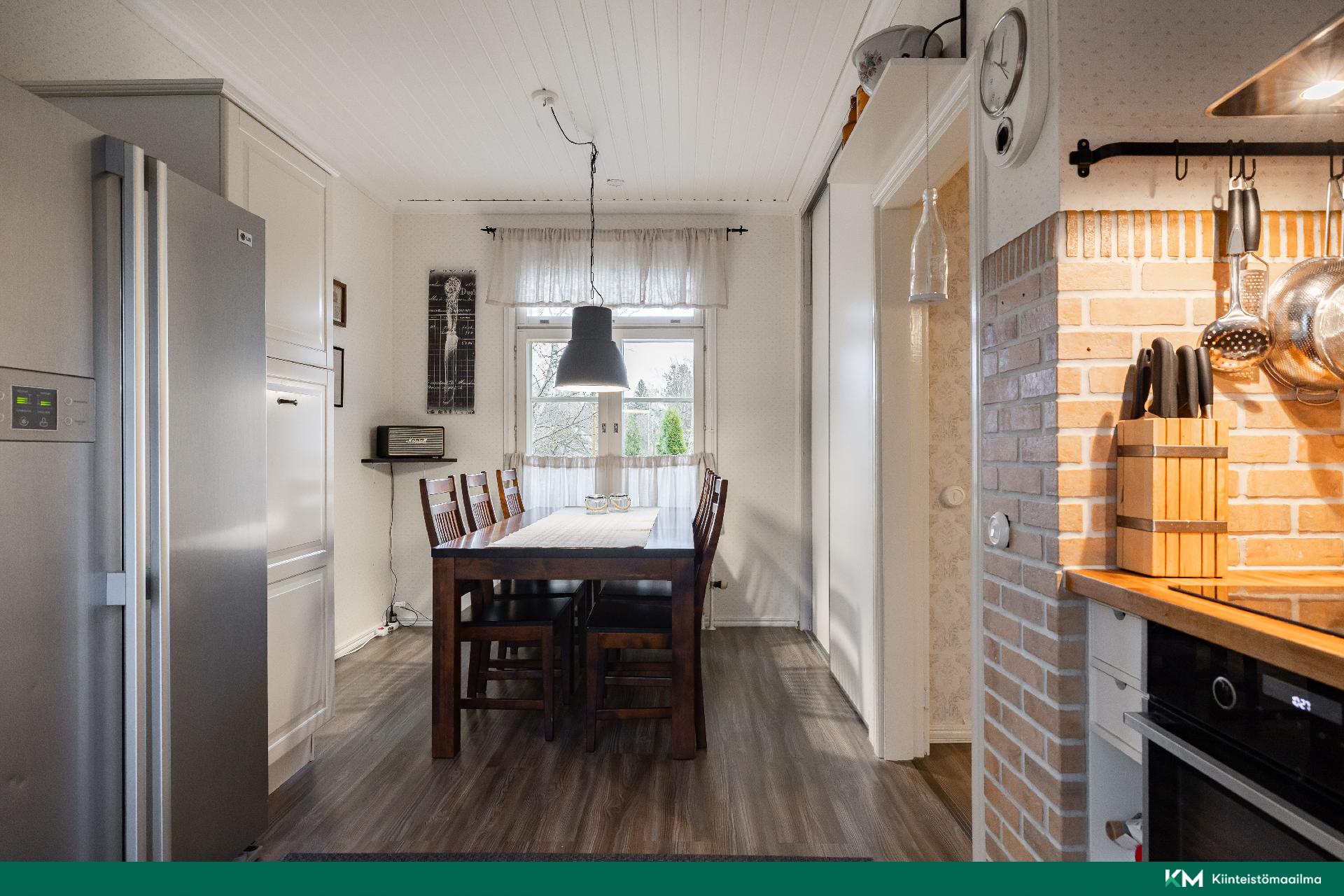 Keittiöön mahtuu hyvin ruokapöytä