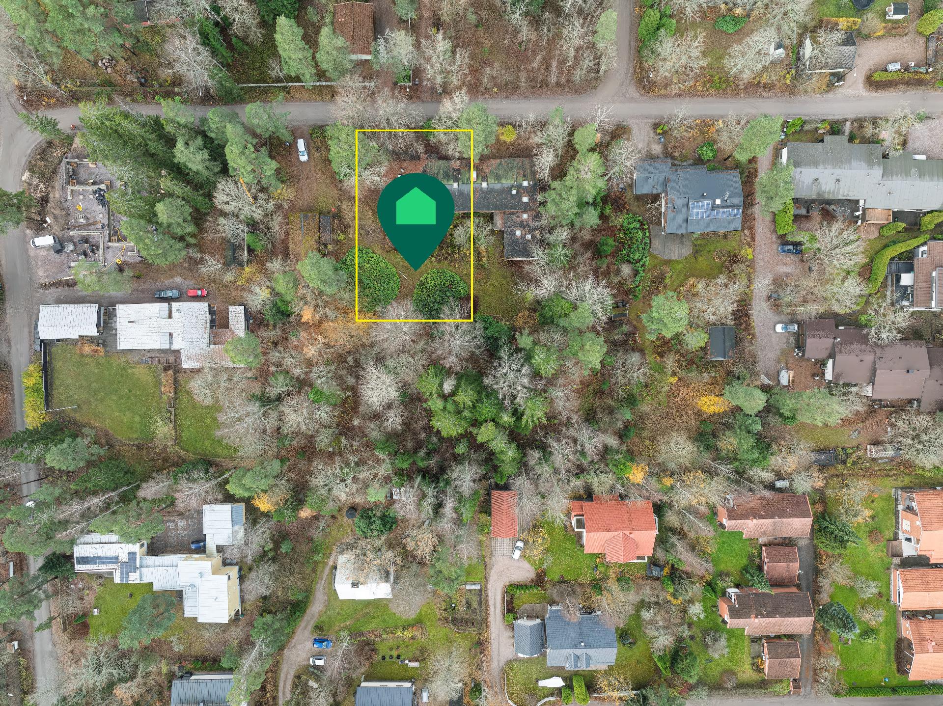 Tontti sijaitsee rauhallisen tien varrella