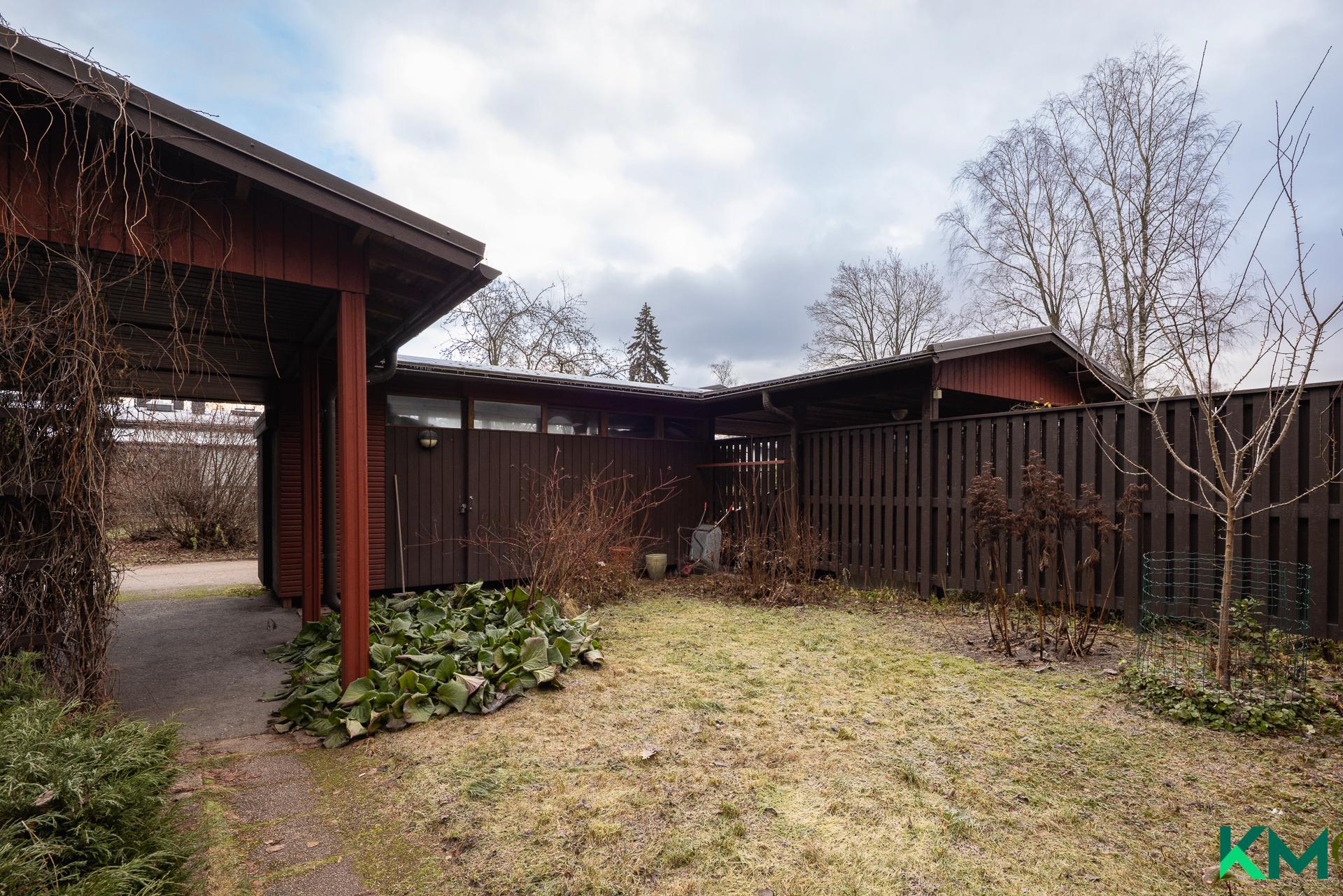 Etupihan perällä on tilava ulkovarasto