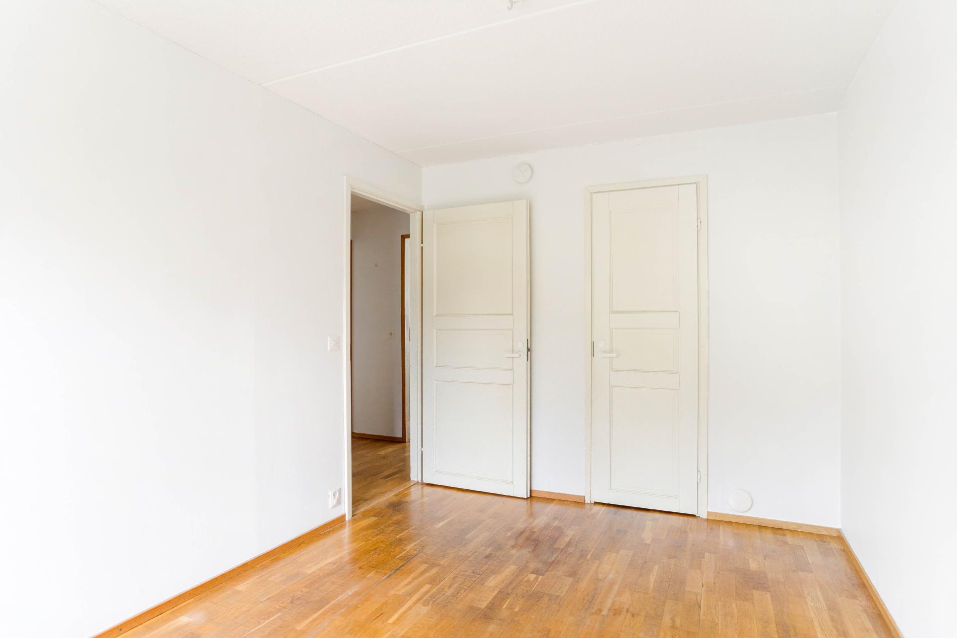 Makuuhuoneen yhteydessä vaatehuone