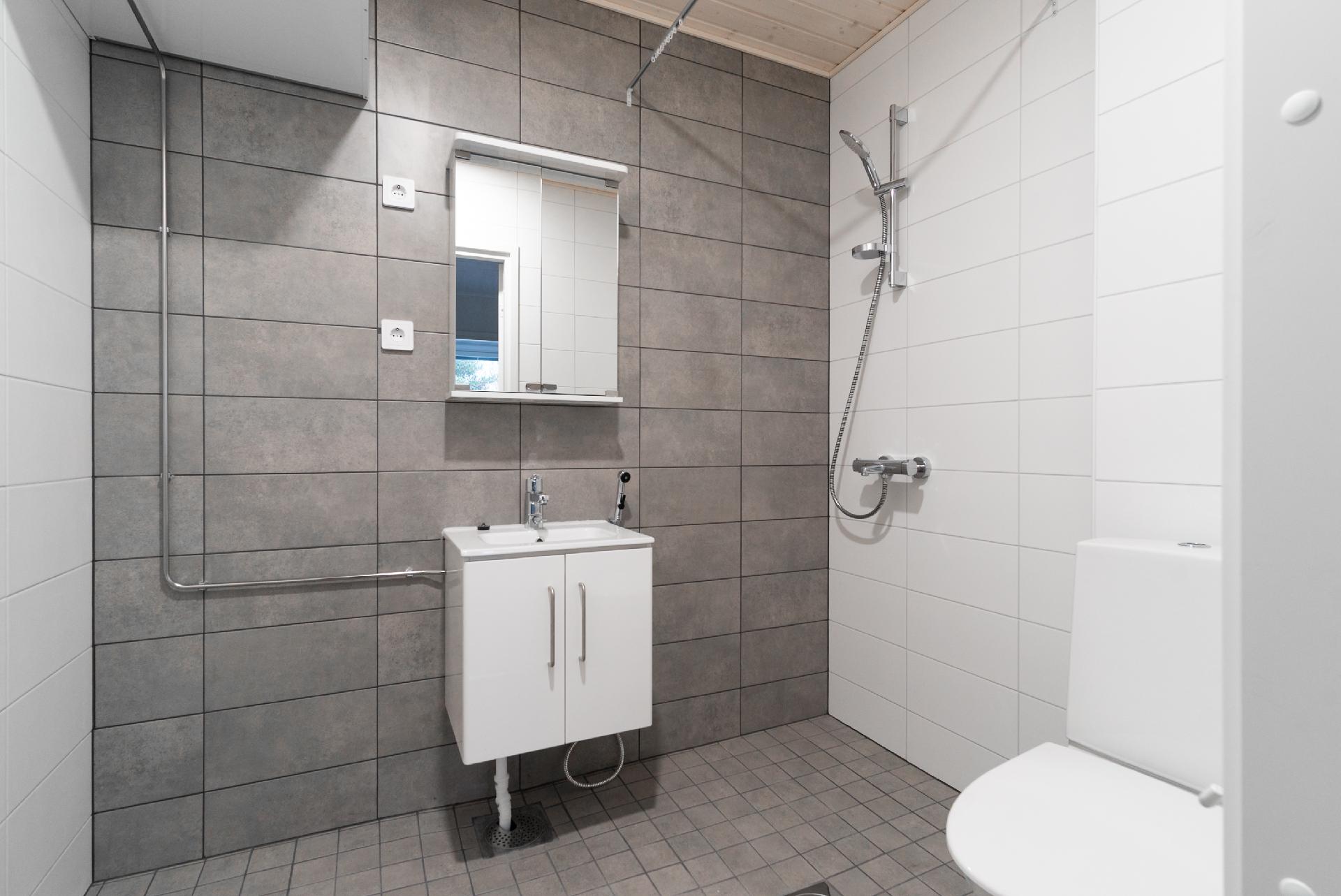 Kylpyhuoneeseen mahtuu pesutorni