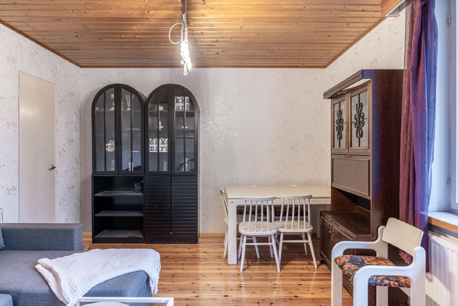 vasemmalla vaatehuone