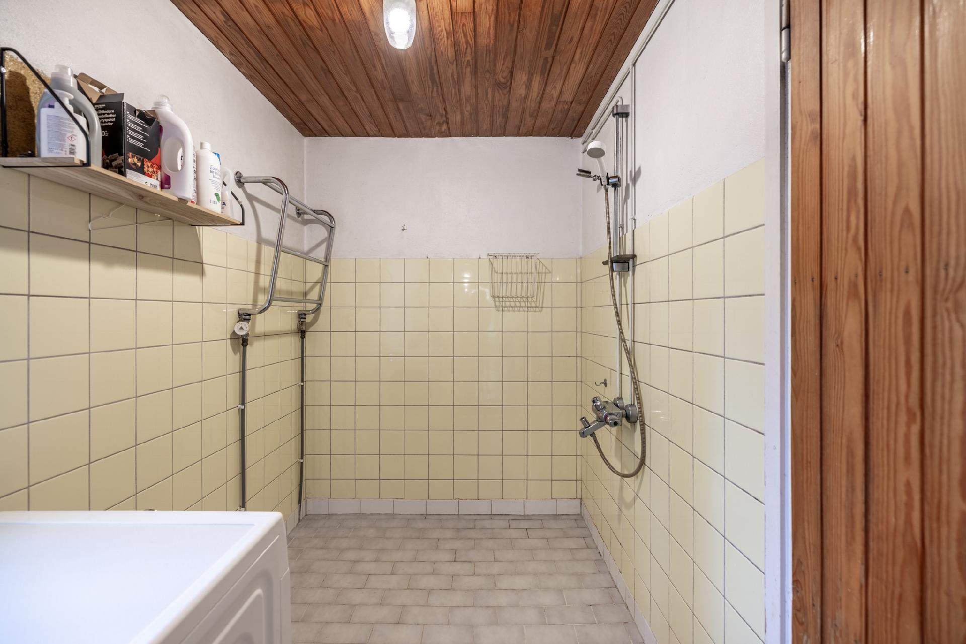 pukuhuoneesta käynti kylpyhuoneeseen