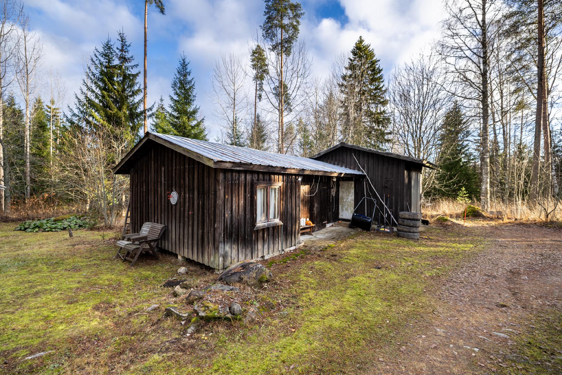 autotalli (korkea) ja varasto