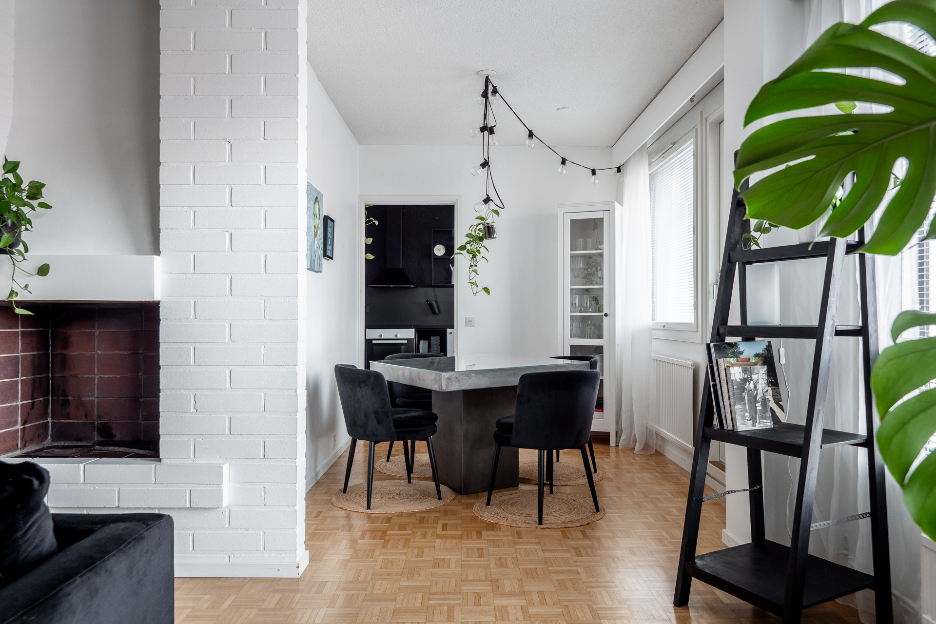 Valoisa ruokailutila keittiön jatkeena