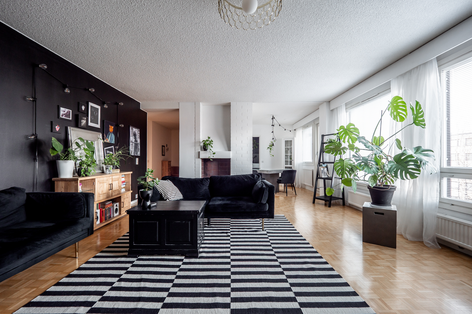 Erittäin tilava olohuone isoine ikkunoineen