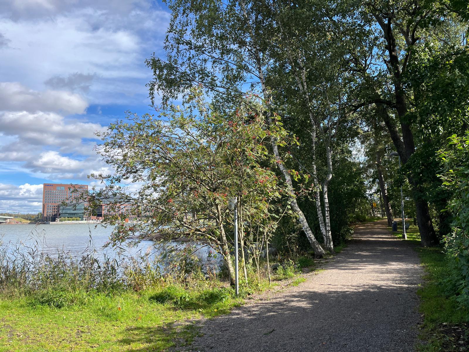 Myyjän ottama kuva kesällä, merenrantareitit menee ympäri saaren