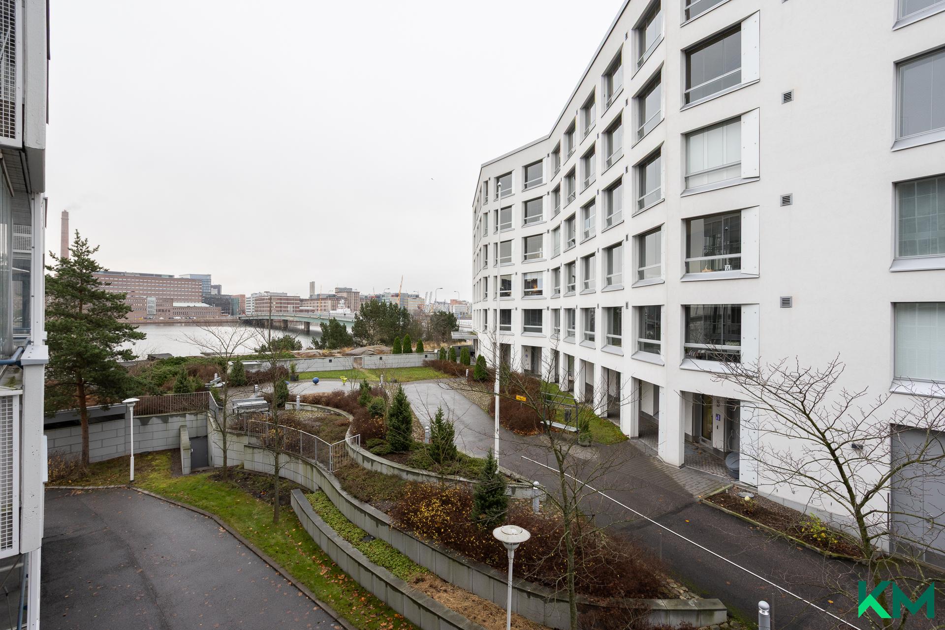 Näkymä lasitetulta parvekkeelta