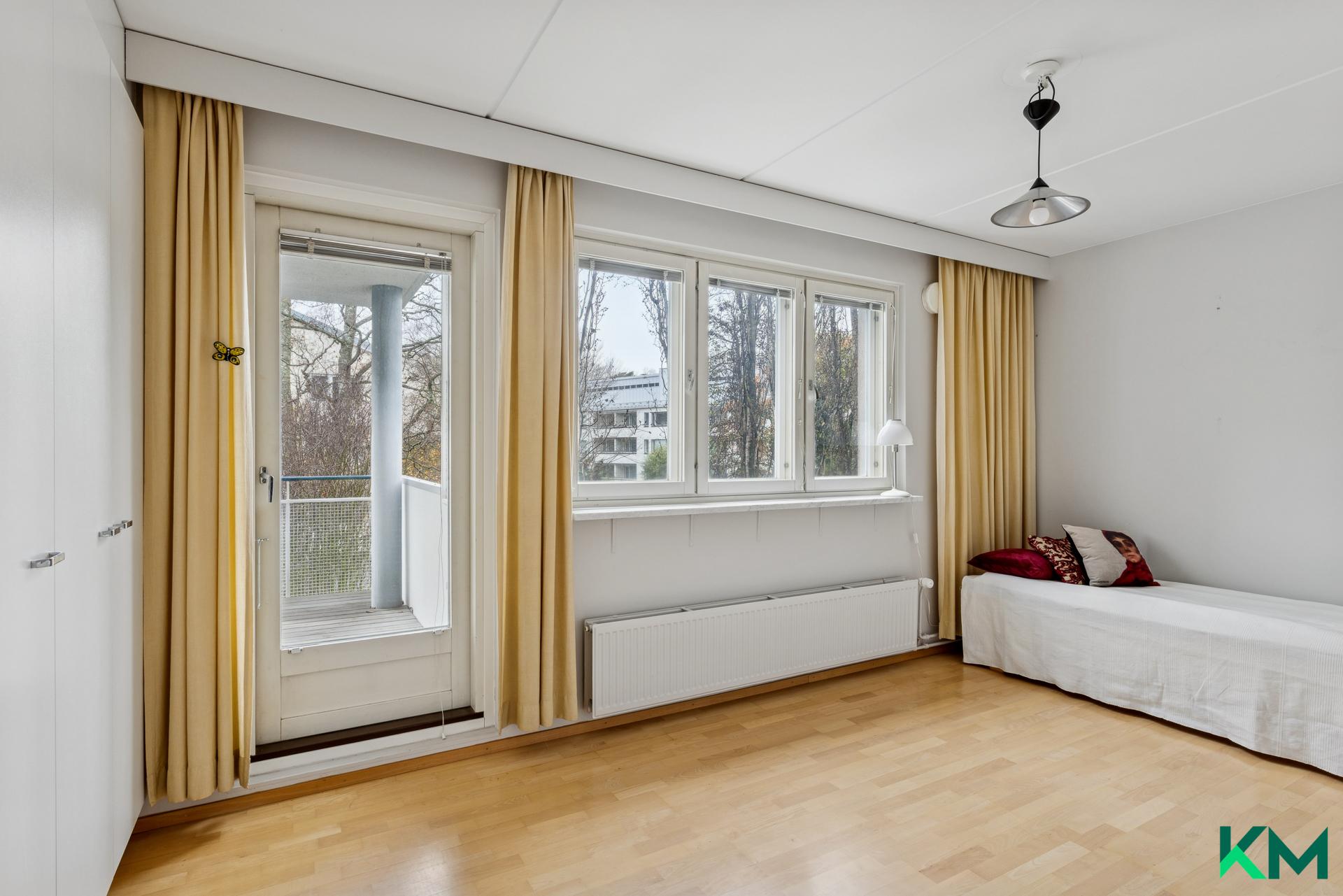 Makuuhuone, josta käynti parvekkeelle sekä kylpyhuoneeseen