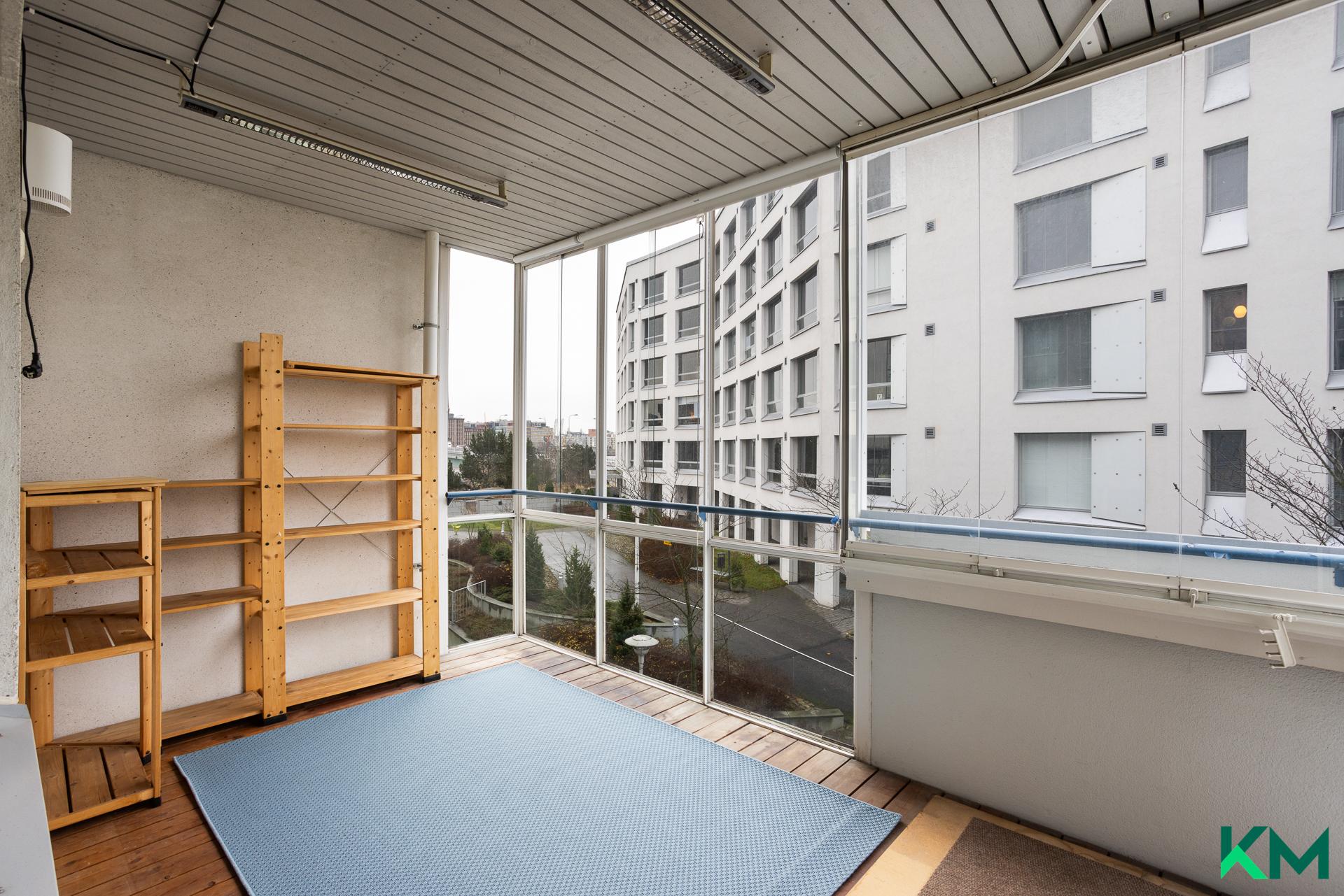 Olohuoneesta käynti lasitetulle parvekkeelle