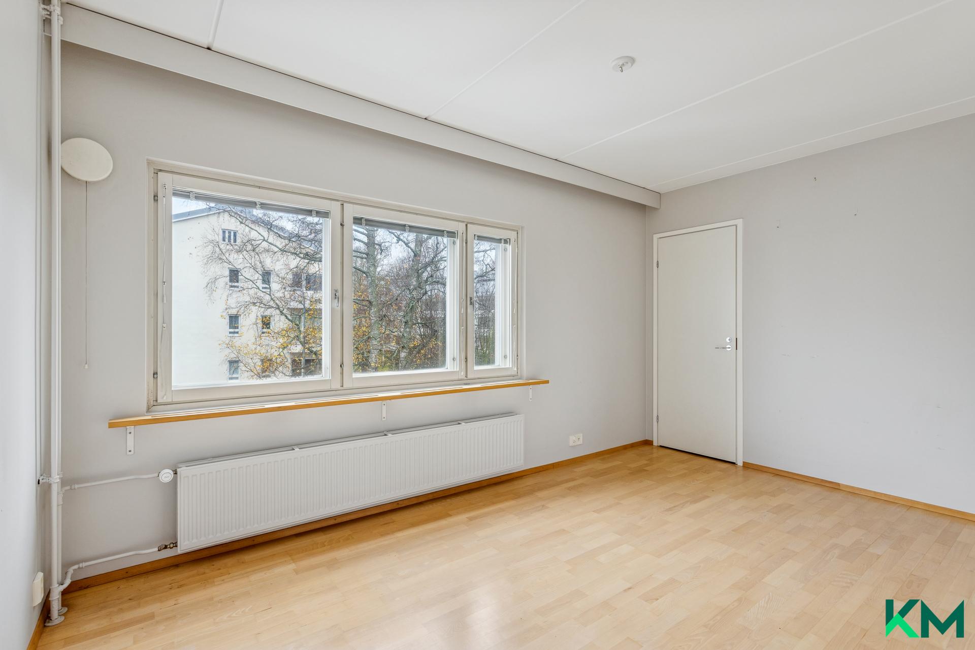 Olohuoneen jatkeena iso makuuhuone, josta käynti vaatehuoneeseen