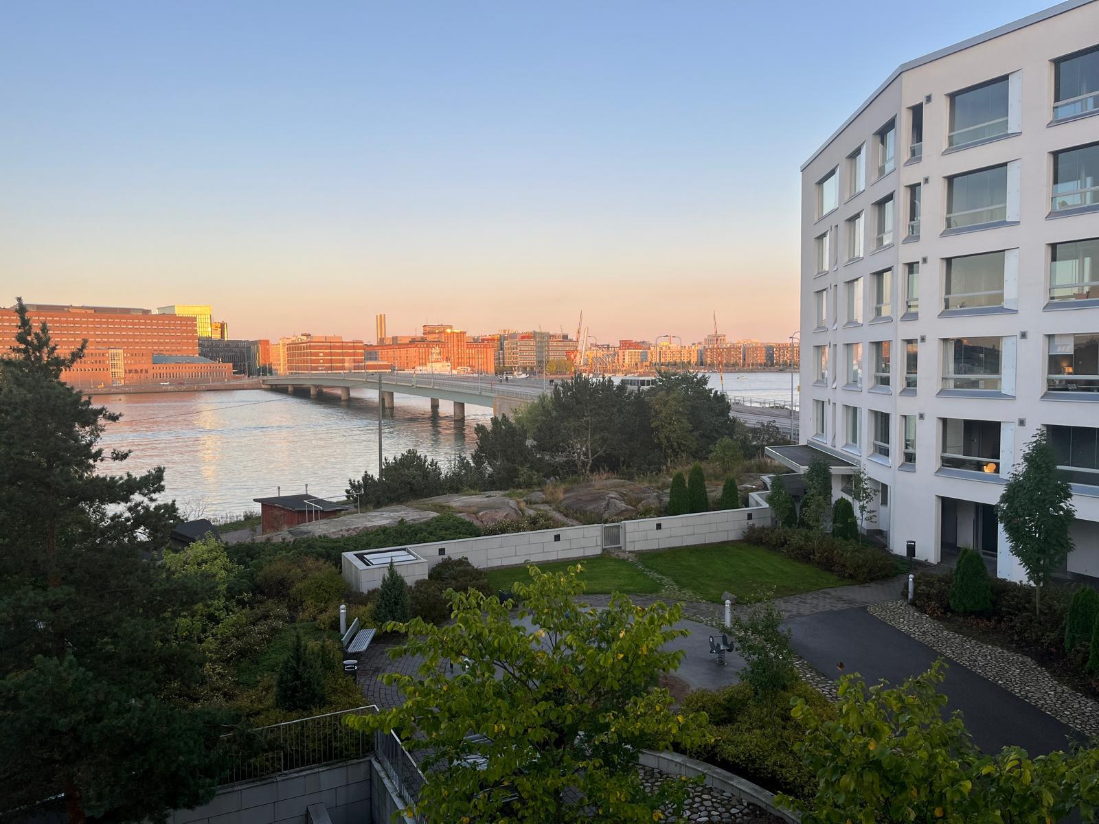 Myyjän ottama kuva parvekkeelta kesällä