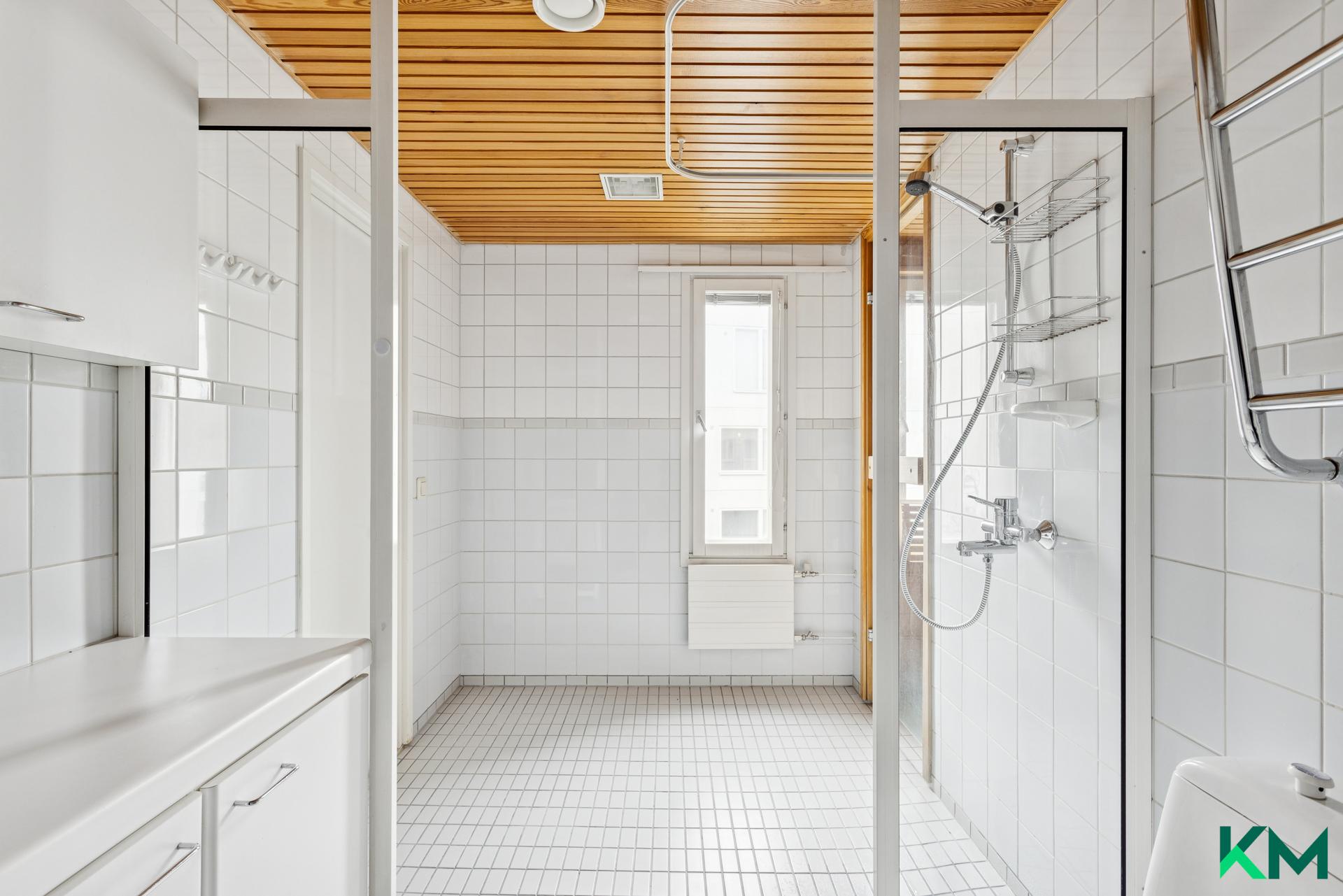 Iso kylpyhuone/kodinhoitohuone