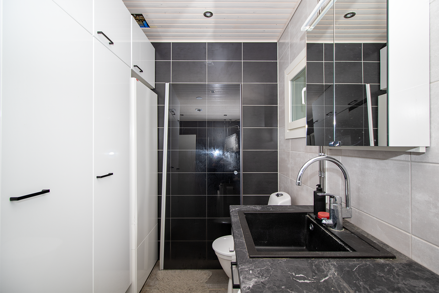 kylpyhuoneessa reilusti kaappitilaa