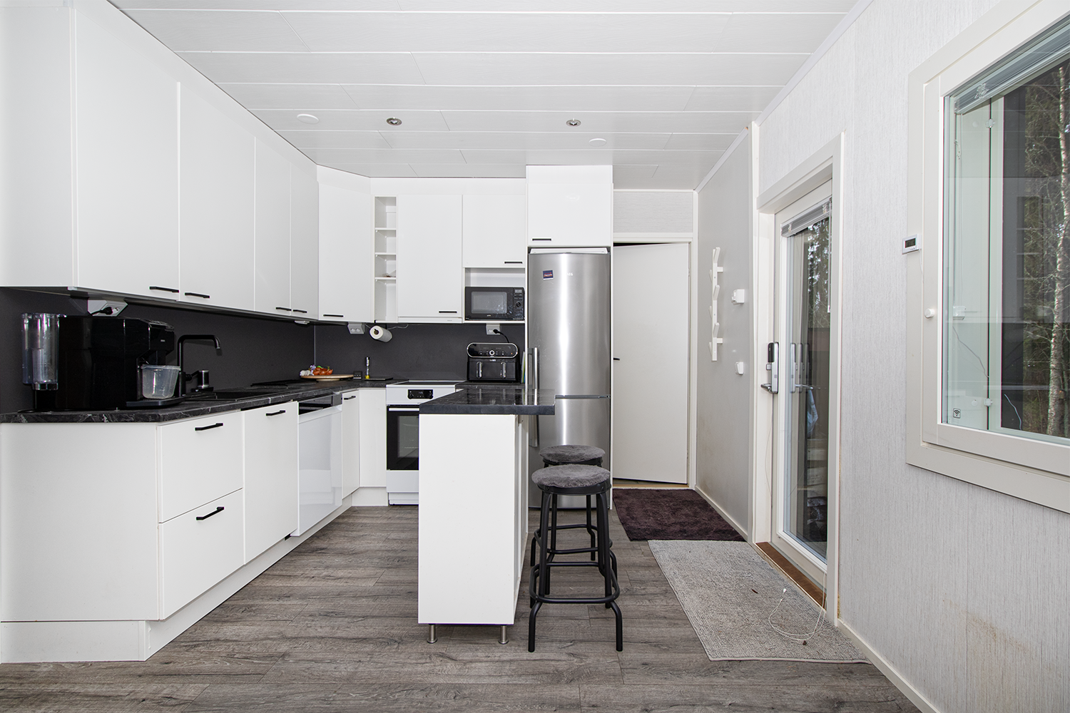 Remontoitu keittiö kaikki kodinkoneet uusia