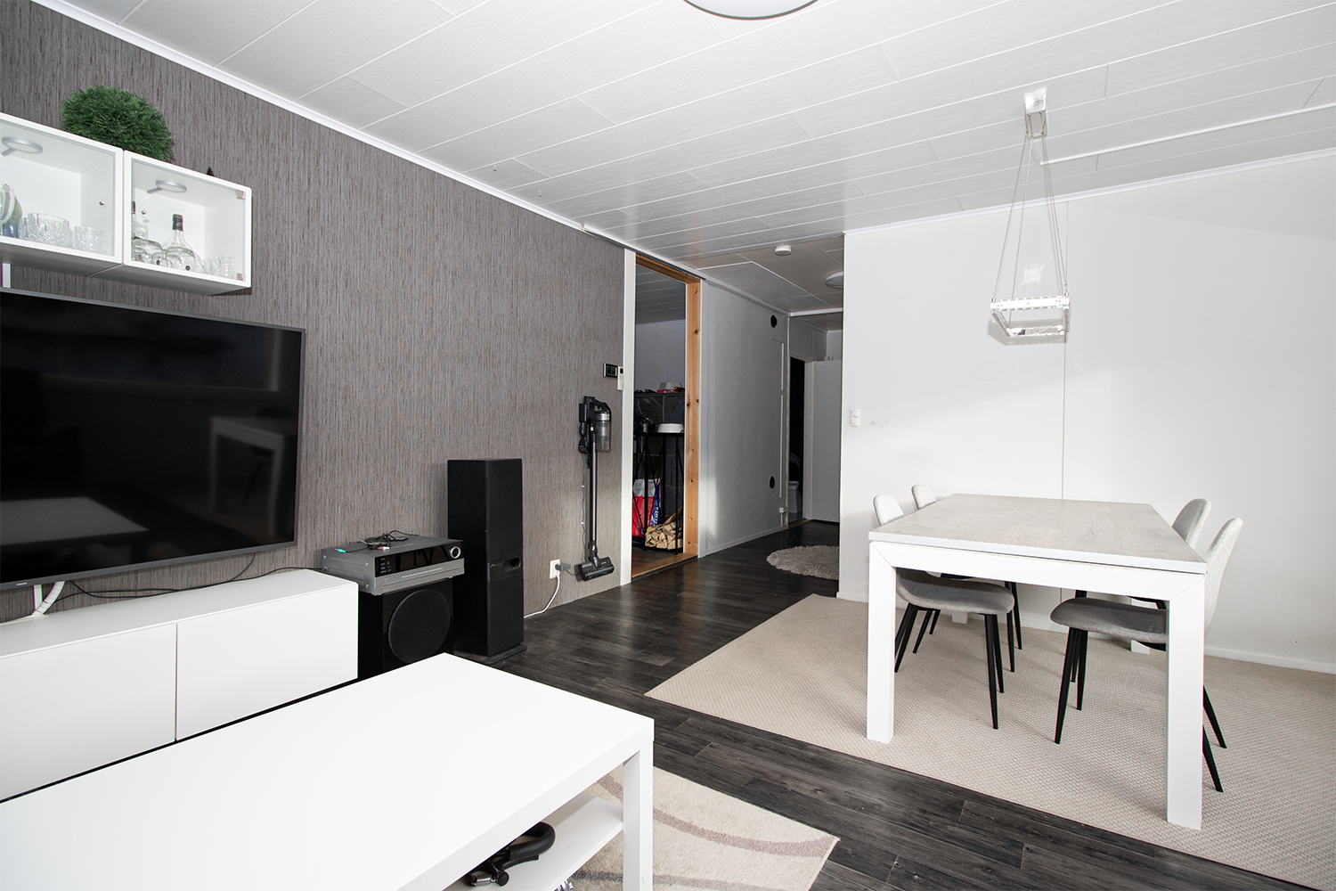 olohuoneeseen mahtuu iso ruokapöytä