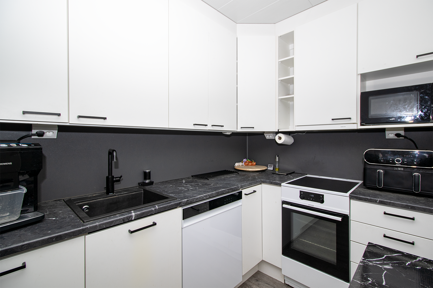 keittiössä reilusti säilytys tilaa